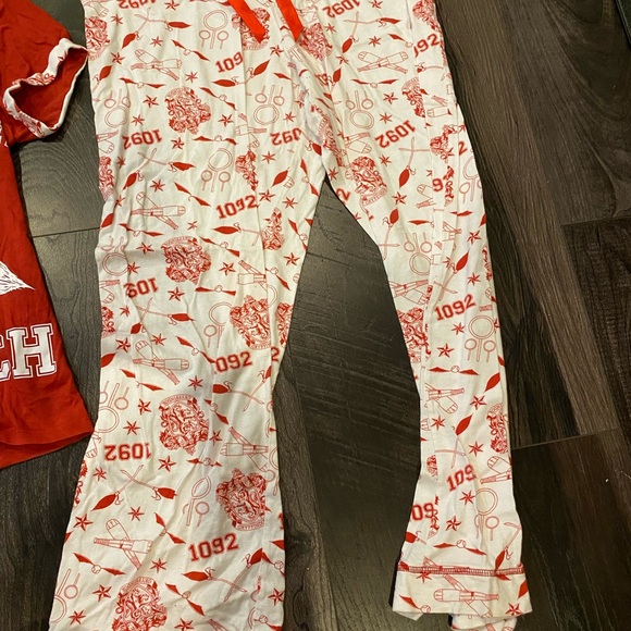 Harry Potter Gryffindor Quidditch Pajama Set - Picture 3 of 3